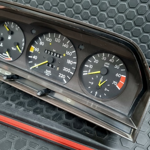 صفحه کیلومتر کامل مرسدس بنز W201 