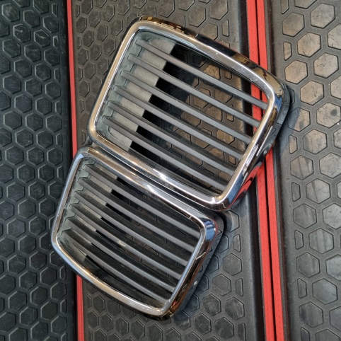 گریل جلو پنجره بی ام و E30 تایوانی