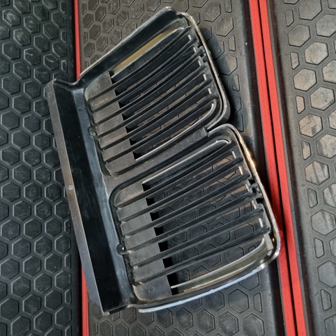 گریل جلو پنجره بی ام و E30 تایوانی