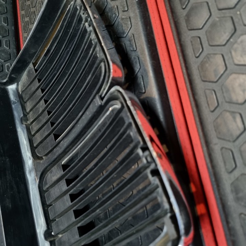 گریل جلو پنجره بی ام و E30 تایوانی