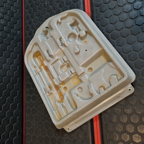 جعبه ابزار داخل صندوق بی ام و E30 اصلی