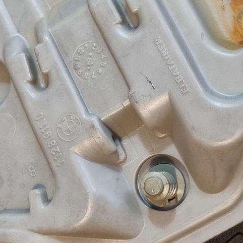 جعبه ابزار داخل صندوق بی ام و E30 اصلی