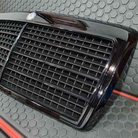 جلو پنجره بنز W124
