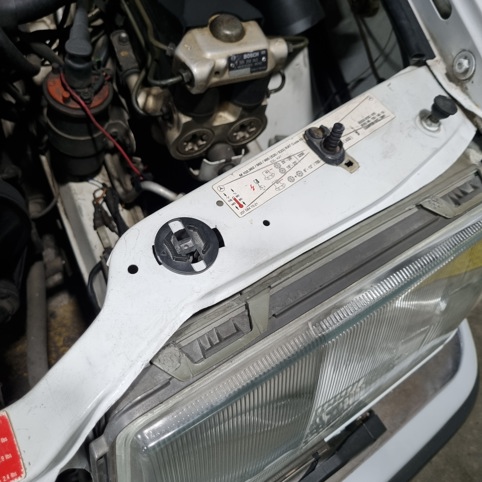خار بالای چراغ بنز W124
