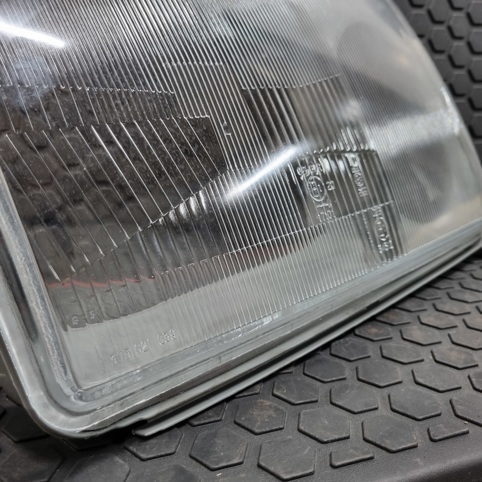 شیشه چراغ جلو راست بنز W124